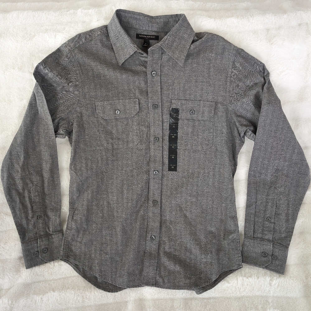 Men's Banana Republic long sleeve button up shirt, Size M. 100% cotton